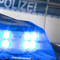 Auf dem Foto ist ein Blaulicht der Polizei, dahinter die Aufschrift "Polizei" an einem Auto.