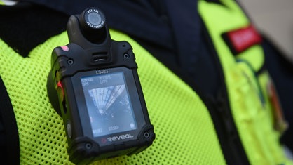 Ein Mitarbeiter des Sicherheitsdienstes mit Bodycam