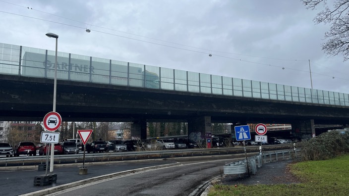 Auffahrt auf die Bonner Nordbrücke mit einem Verbotsschild für Fahrzeuge über 7,5 Tonnen