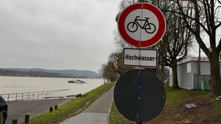 Rheinufer mit Hinweisschild "Hochwasser"