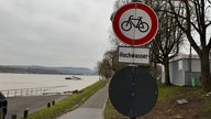 Rheinufer mit Hinweisschild "Hochwasser"