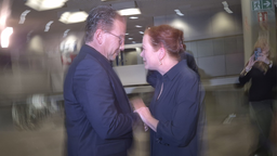 Das Bild zeigt, wie Katja Dörner (Grüne) ihrem Nachfolger Guido Déus (CDU) gratuliert.
