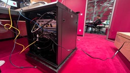 Computergehäuse mit vielen Kabeln