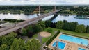 Driekt neben der leeren Autobahnbrücke befindet sich ein großes Freibad.
