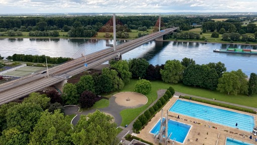 Driekt neben der leeren Autobahnbrücke befindet sich ein großes Freibad.