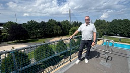 Freibadchef steht vor der leeren Nordbrücke auf dem 10-Meter-Brett.