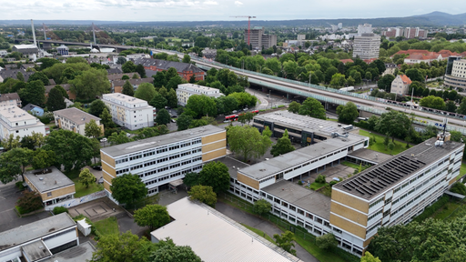 Eine Luftaufnahme des Heinrich-Hertz-Europakollegs, das neben der gesperrten Nordbrücke in Bonn steht