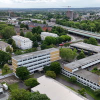 Eine Luftaufnahme des Heinrich-Hertz-Europakollegs, das neben der gesperrten Nordbrücke in Bonn steht