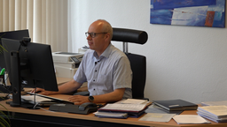 Schulleiter Markus Klasmeier bei der Arbeit in seinem Büro