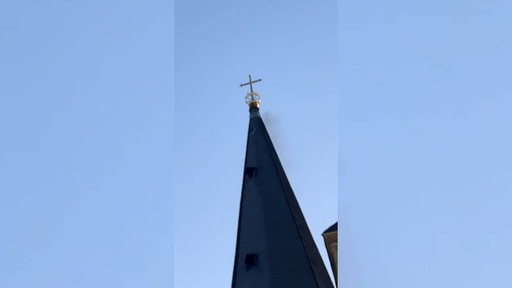 Plötzlich tauchen Rauchwolken einer Kirche am Himmeln auf