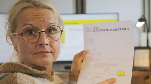 Claudia Sauerwein mit der Rechnung des Nachsendeauftrages