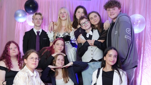 Auf dem Roten Teppich macht ein Teil der Filmcrew ein Gruppenfoto
