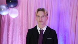 Luan, der Regisseur, schaut in die Kamera