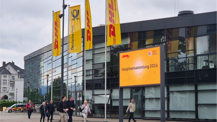 DHL Flaggen am Eingang der Hauptversammlung 2026.