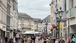 Die Bonner Innenstadt mit vielen Passanten.