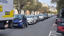 Autos reihen sich Nase an Nase selbst in den kleineren Nebenstraßen in Bonn