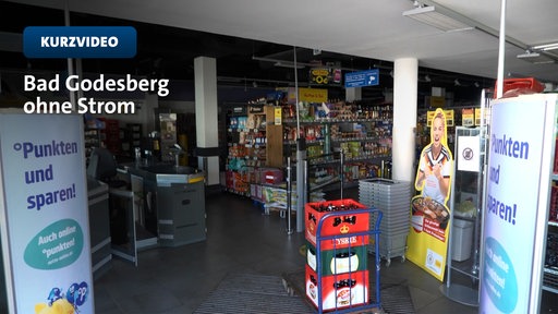 Ein unbeleuchteter Supermarkt mit Text "Bad Godesberg ohne Strom"
