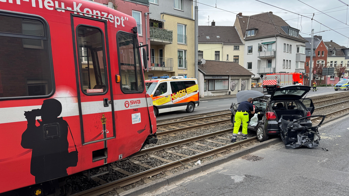 Das beteiligte Fahrzeiug steht nach dem unfall stark beschädigt auf den Schienen in Beuel.