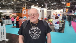 Mann auf Messe