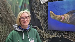 Frau an einem Messestand