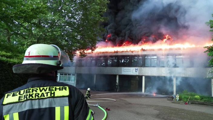 Die Feuerwehr ist mit einem Großaufgebot vor Ort