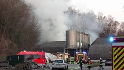 Die Feuerwehr löscht einen Brand in Leichlingen