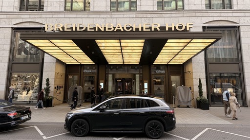 Auto vor den Eingang vom Breidenbacher Hof