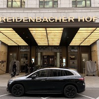 Auto vor den Eingang vom Breidenbacher Hof