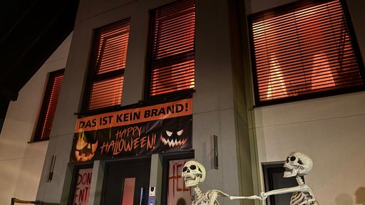 Ein Schild hängt am Halloween-Haus in Remscheid, Darauf steht " das ist kein Brand"