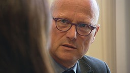 Peter Hinze, Bürgermeister von Emmerich, im Gespräch mit einer anderen Person.