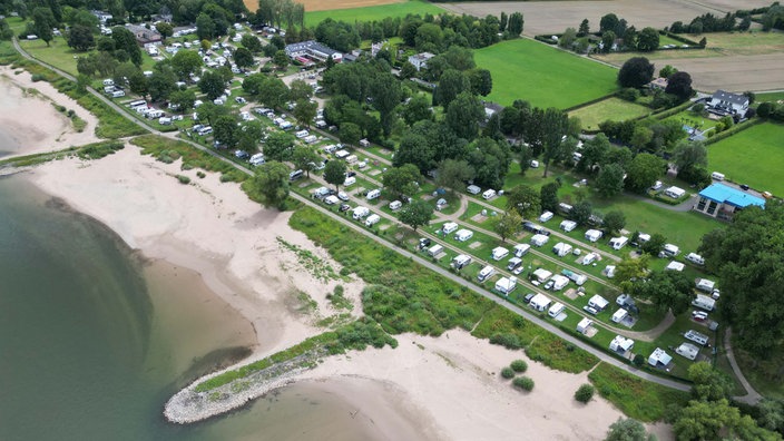 Vogelperspektive eines Campingplatzes am Fluss