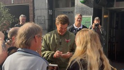 Campino gibt Autogramme vor dem Ratinger Hof