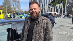 Autofahrer Marvin steht vor seinem Wagen