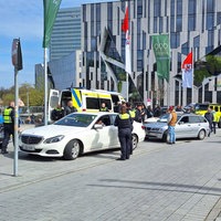 Mehrere Polizisten stehen an zwei Autos, um sie zu kontrollieren