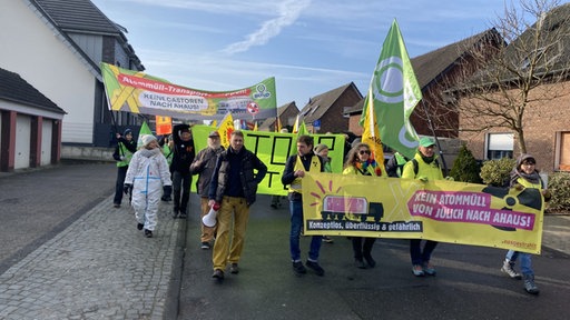 Demonstranten ziehen in Bottrop-Fuhlenbrock durch Wohngebiete.