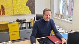 Meerbuschs Bürgermeister Christian Bommers (CDU) sitzt am Schreibtisch in seinem Büro