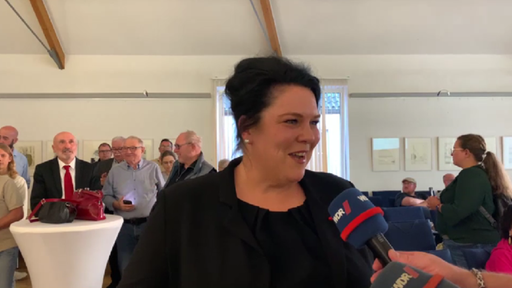 Christine Stadler freut sich über ihren Sieg bei der Stichwahl