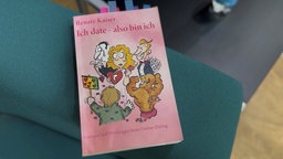Ein pinkfarbenes Buch mit dem Titel "ich date - also bin ich"