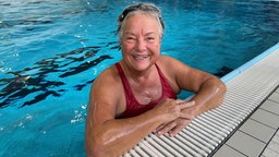 Dauerschwimmerin Dorothea Weiß im Wasser 