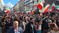 Sehr viele Menschen, die an der Demo in Düsseldorf teilnehmen