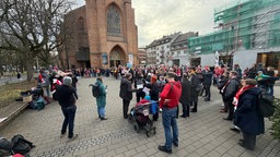 Demonstranten vor der Kreuzkirche in Bonn