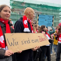 Demonstrierende halten Plakat mit der Aufschrift: "Wir sind eure Zukunft"