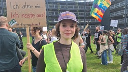 Eine Frau nimmt an einer Demo teil