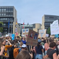 Viele Menschen stehen vor dem Landtag in Düsseldorf und halten Schilder in die Höhe