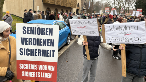 Eine große Gruppe an Personen mit Schildern, auf einem steht "Wer Kinder ignoriert, verliert Kinder von Morgen"