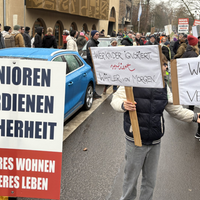 Eine große Gruppe an Personen mit Schildern, auf einem steht "Wer Kinder ignoriert, verliert Kinder von Morgen"