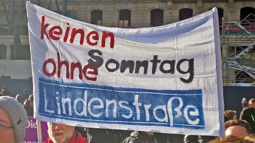 Plakat mit der Aufschrift: Keinen Sonntag ohne Lindenstraße