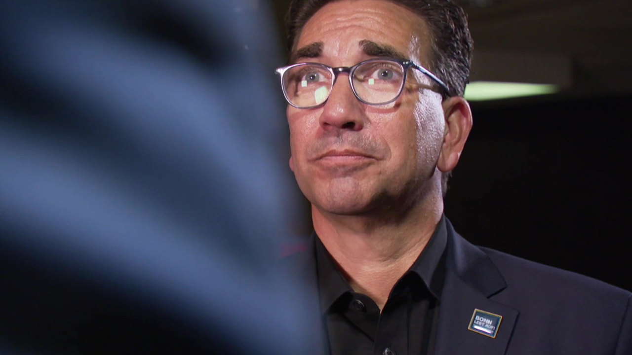 Das Bild zeigt Guido Déus im Interview nach seinem Wahlsieg in Bonn.