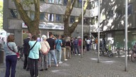 Überfüllte Warteschlangen vor Kölner Wahllokal