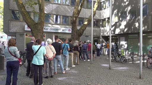 Überfüllte Warteschlangen vor Kölner Wahllokal
